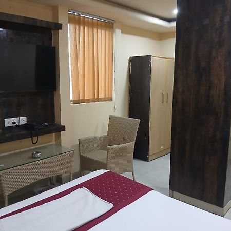 Blossoms Room Holiday Inn- Lakdikapul Hyderabad Eksteriør billede