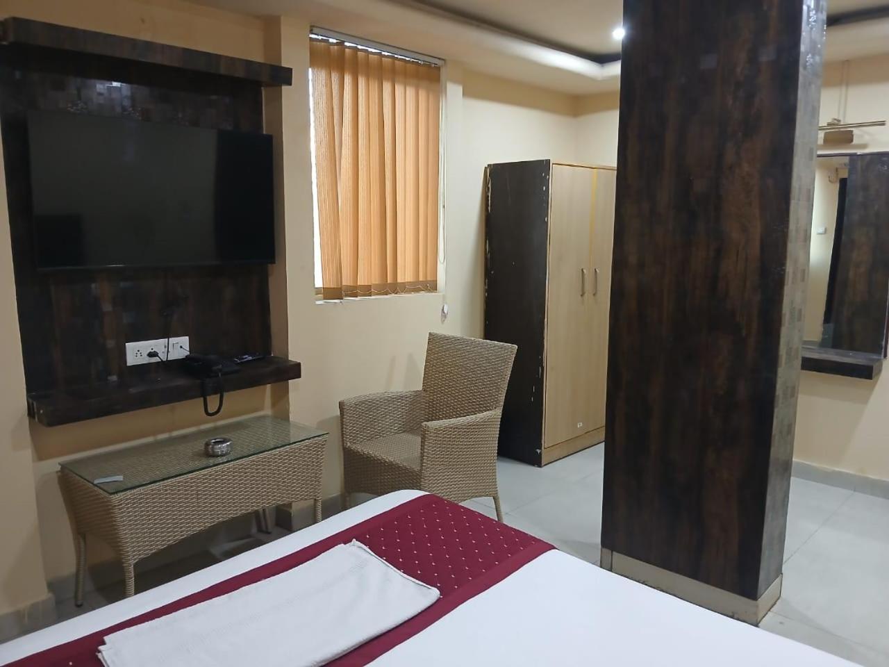 Blossoms Room Holiday Inn- Lakdikapul Hyderabad Eksteriør billede