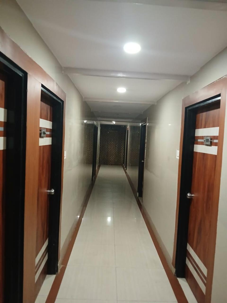 Blossoms Room Holiday Inn- Lakdikapul Hyderabad Eksteriør billede