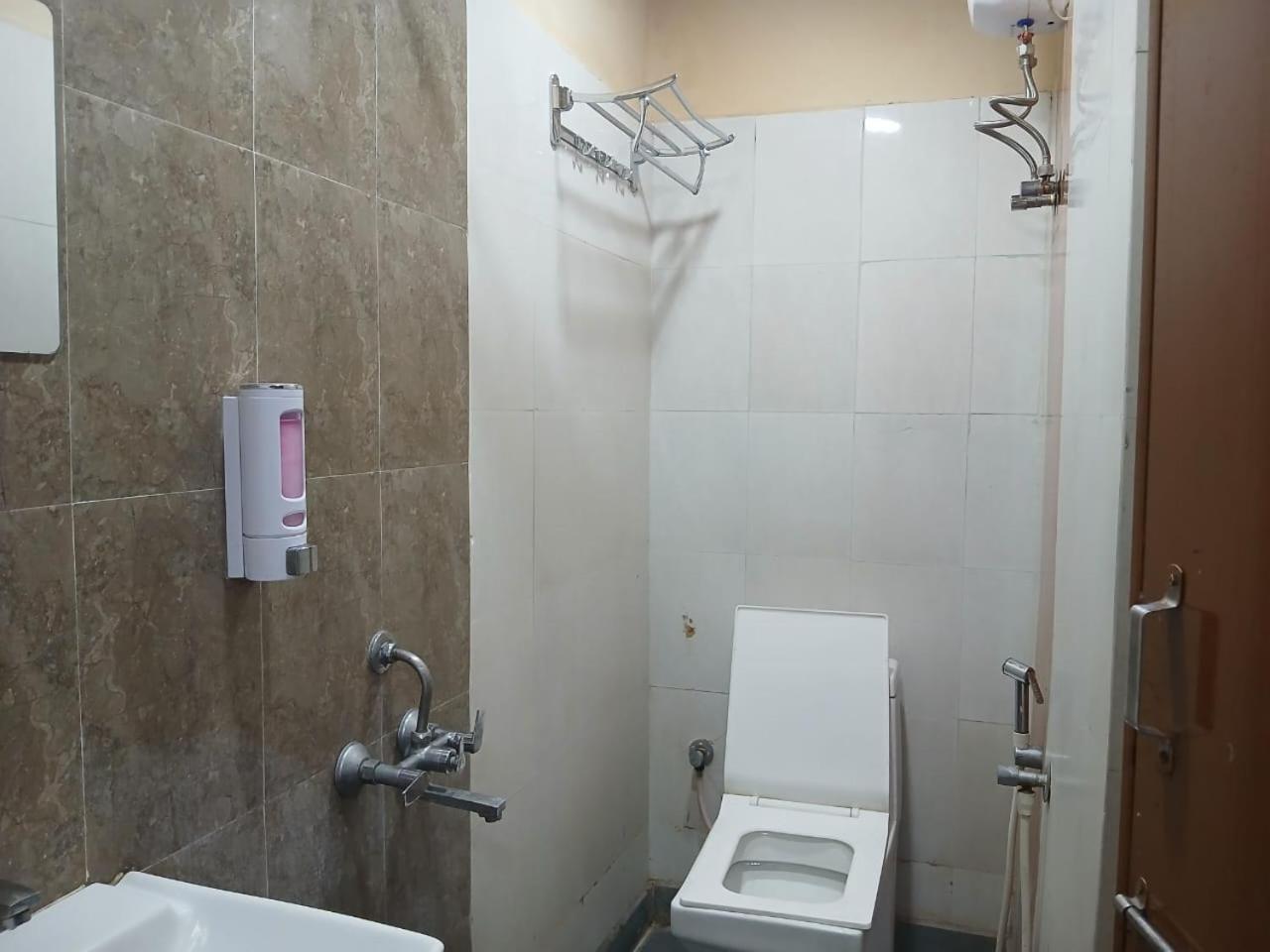 Blossoms Room Holiday Inn- Lakdikapul Hyderabad Eksteriør billede
