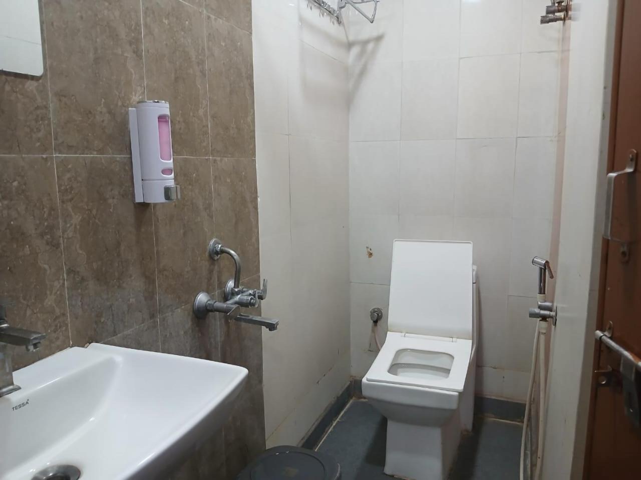 Blossoms Room Holiday Inn- Lakdikapul Hyderabad Eksteriør billede