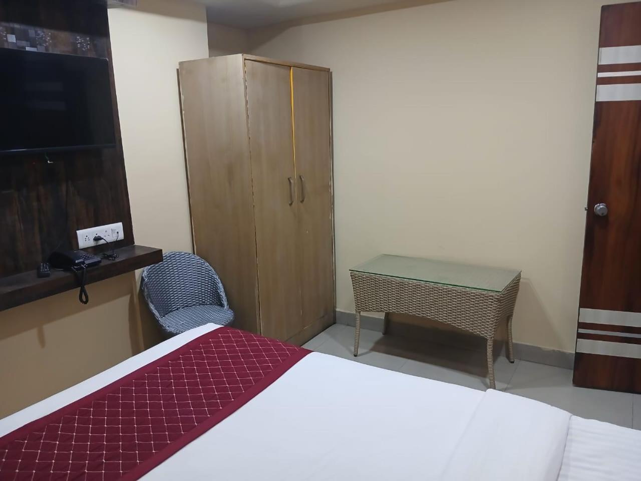 Blossoms Room Holiday Inn- Lakdikapul Hyderabad Eksteriør billede