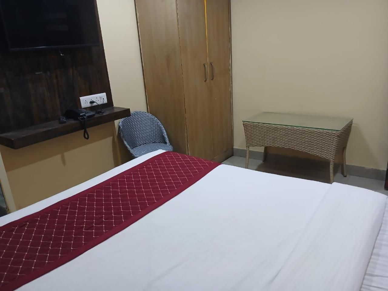 Blossoms Room Holiday Inn- Lakdikapul Hyderabad Eksteriør billede