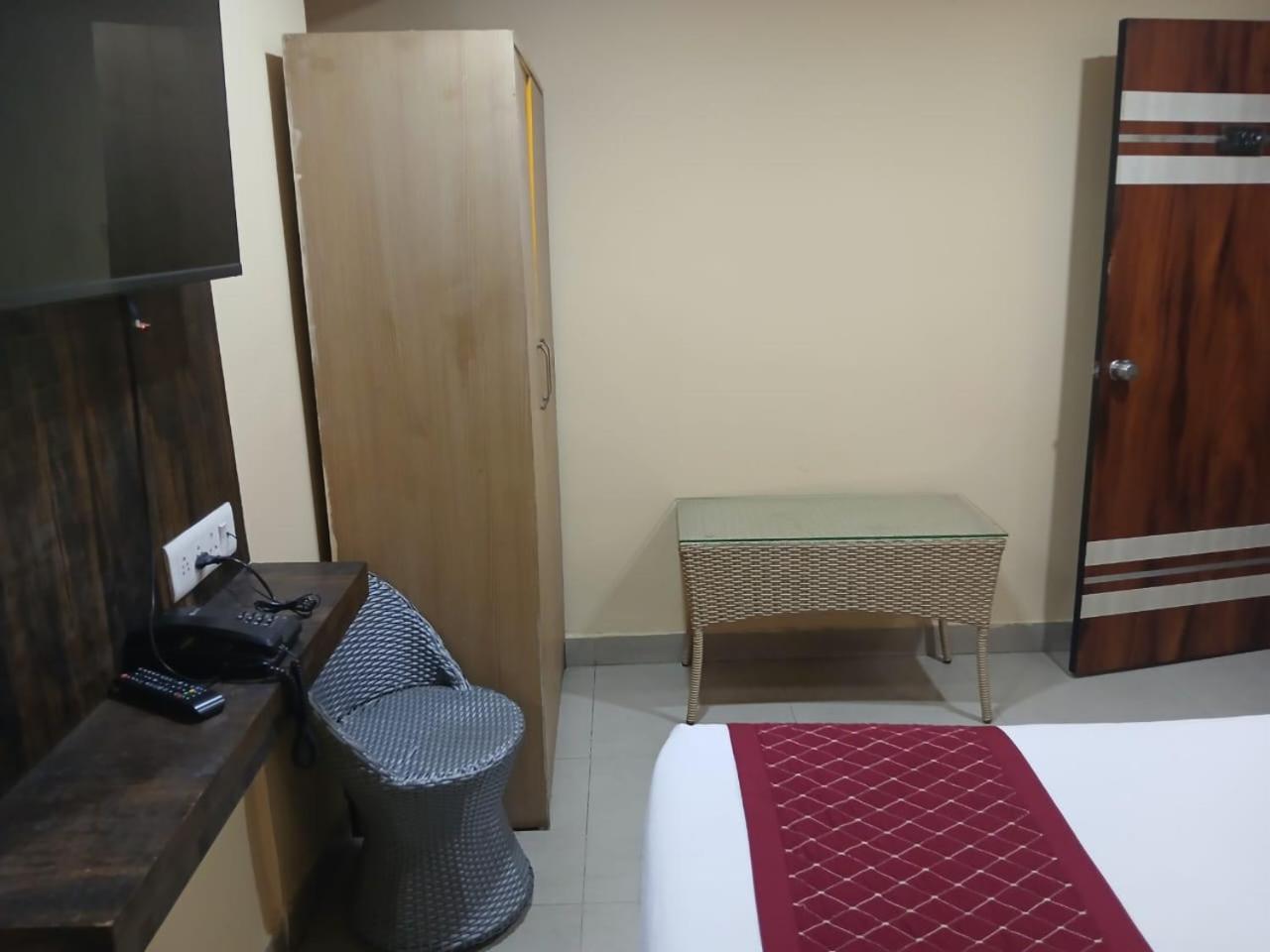 Blossoms Room Holiday Inn- Lakdikapul Hyderabad Eksteriør billede
