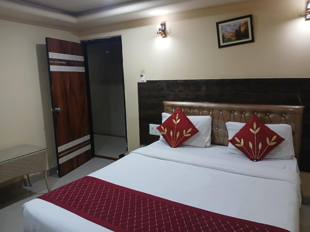 Blossoms Room Holiday Inn- Lakdikapul Hyderabad Eksteriør billede