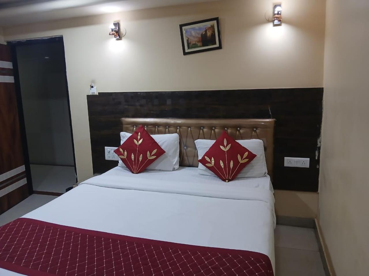 Blossoms Room Holiday Inn- Lakdikapul Hyderabad Eksteriør billede